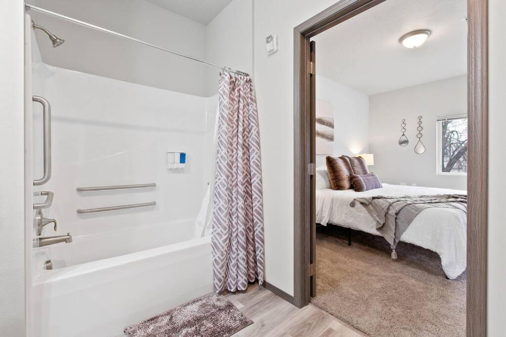 Full Ada Unit - 2 Bed 2 Bath Unit Near Downtown * Spokane